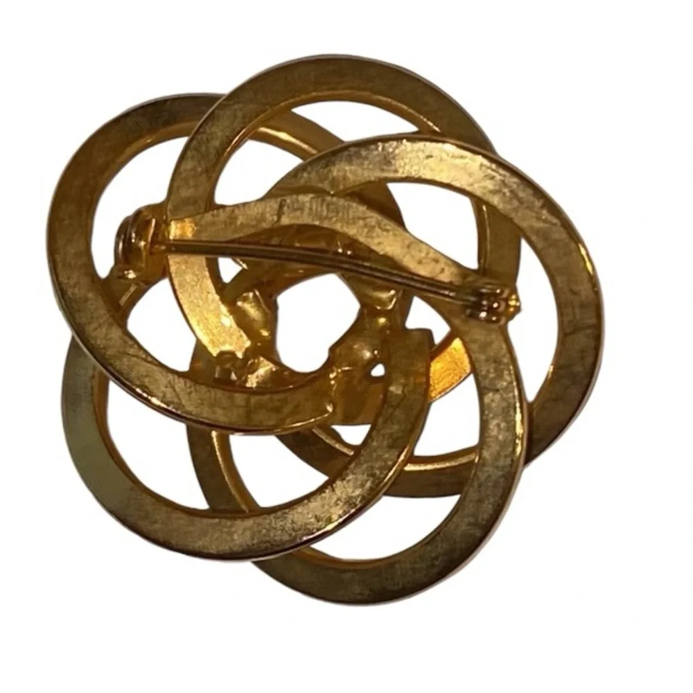 Vintage Gold Tone Knot Textured Brooch Pin – Classic Retro Accessory
